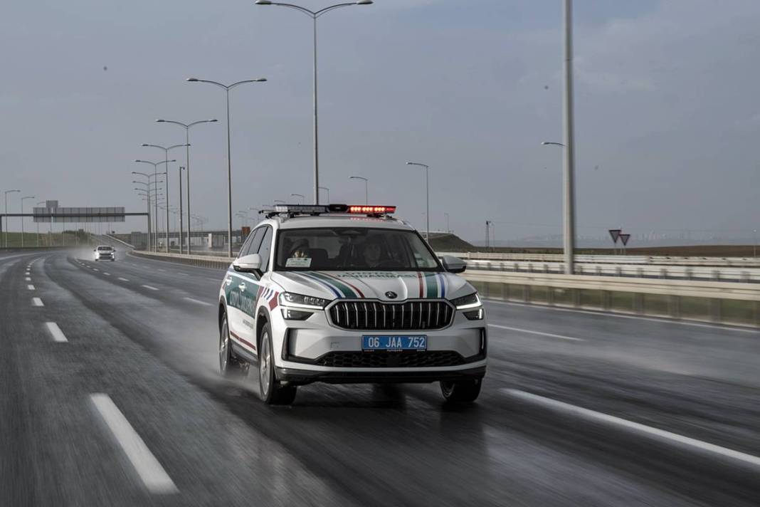 Modern radar sistemleri otoyollarda uçanı kaçanı anında tespit ediyor! 4 kademeli lazerlerle sürekli tarama yapılıyor 38